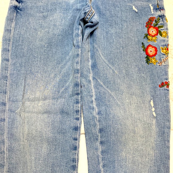 ZARA Floral Embroidered Distressed Bottom Jeans - Picture 3 of 5